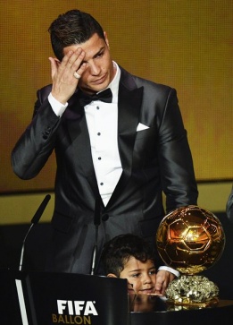 Роналдо не можа да сдържи сълзите си при получаването на "Златната топка". До него е синът му.