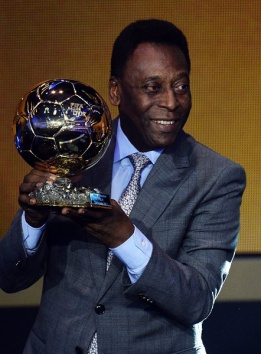 Легендата на световния футбол Пеле получи първата "Почетна Златна топка".