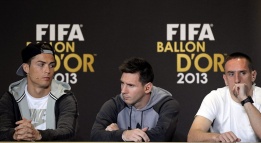 Тримата номинирани - Роналдо, Меси и Рибери на пресконференцията преди церемонията по връчване на "Златната топка".
