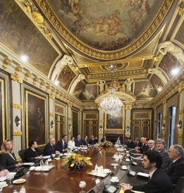 Френският президент Франсоа Оланд разговаря с холандски дипломати на среща за икономическите връзки на двете страни, в Парламента в Хага