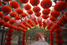 Парк в Пекин, Китай, е украсен със стотици червени фенери за подготовката на Лунната Нова година, която ще започне на 31 януари