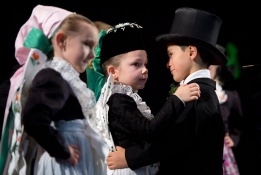Деца от детска градина в Германия са облечени за традиция при празнуване на т.нар. Птича сватба (Vogelhochzeit), която се празнува ежегодно през януари