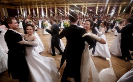 Танцьори откриват церемонията на Бала с виенската филхармония в Австрия