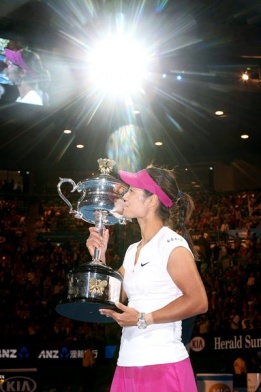 Победителката при жените в Международния тенис турнир в Мелбърн - Ли На, целува своя трофей след победата си