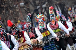Фестивалът "Сурва" в Перник събира над 6300 участници от 8 държави, за да прогонят злото и да покажат най-доброто от народното творчество и обичаите с маски