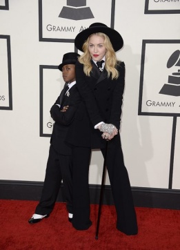 Мадона и синът й позират на церемонията по връчване на наградите "Грами" в Лос Анджелис, Калифорния