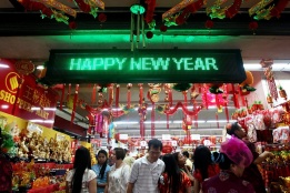 Филипинци в Манила купуват талисмани, за да се приготвят за идването на Китайската нова година на 31 януари, годината на Коня