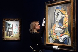 Картината Femme au costume ture dans un fauteuil на Пабло Пикасо се дава на търг в Лондон, в "Кристис", като се очаква да се продаде за 20-25 млн. евро