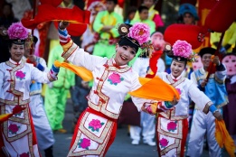 Участници в пролетния фестивал в Пекин носят традиционни носии в навечерието на Лунната нова година, годината на Коня
