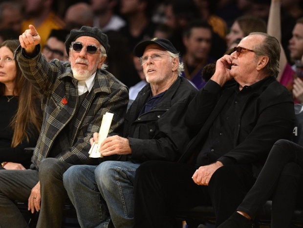 Актьорите Джак Никълсън и Брус Дърн, заедно с продуцента Лу Адлер, присъстват на NBA баскетболен мач между Los Angeles Lakers и Indiana Pacers в Калифорния
