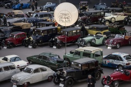 Над 100 класически коли и мотоциклети са изложени на търг за старинни возила в Париж, Франция
