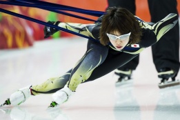 Японска състезателка по скоростно каране кънки на лед тренира с ластик в Адлер Арена в Сочи, Русия