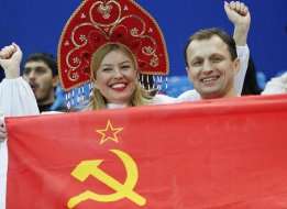 Рускиня в традиционна за страната носия позира преди старта на състезанията по шорт трек в Сочи