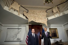 Френският президент Франсоа Оланд разгледа резиденцията на Томас Джеферсън при посещението си в САЩ, съпроводен от американския държавен глава Барак Обама