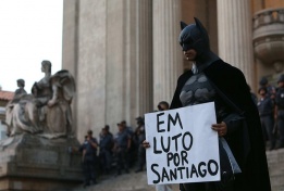 Демонстрант в костюм на Батман протестира поскъпването на билетите в градския транспорт на Рио де Жанейро