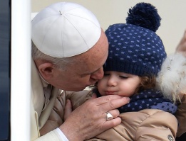 Папа Франциск целува дете като пристига на генерална аудиенция на площада "Св. Петър" във Ватикана