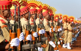 Полицейските сили в Индия участват в парад по случай златен юбилей в тренировъчните им лагери до Бопал