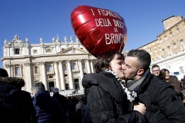 Двойка се целува на площада "Св. Петър" във Ватикана, където повече от 20 хиляди двойки от 28 страни присъстваха на аудиенцията на папа Франциск