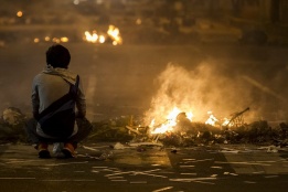 Антиправителствен протест във Венецуела завърши са пламъци на барикадите и нов смъртен случай в Алтамира