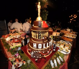 Торта и луксозно меню, което ще бъде представено на гала-вечерята за Оскари 2014, бе изложено за Бала на губернаторите в Холивуд, Калифорния