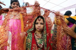 Брачна церемония с 45 младоженци се състоя в Бопал, Индия