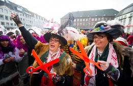 Ентусиасти участват в карнавала в Дюселдорф, Германия, който чества Деня на жената