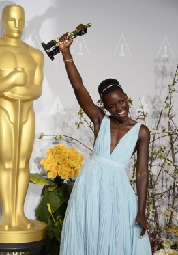 Кенийската актриса Лупита Нионго ликува с наградата Оскар, която спечели за най-добра поддържаща женска роля във филма "12 години в робство"