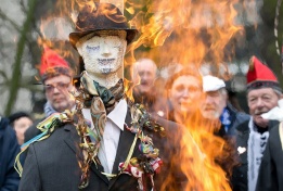 Традиционно изгаряне на чучело се състои на карнавала в Дюселдорф, Германия