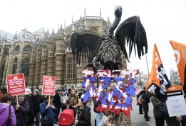 Британци протестират срещу съкращенията в здравния сектор, които се предвиждат с реформите на Парламента във Великобритания