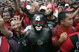 Поддръжник на демократите в Индонезия взе участие в кампания за кандидат-президент на страната, Сурабая, източна Индонезия
