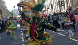 Танцьори правят шоу на парада по случай световния ден на ирландците - Денят на св. Патрик. В много държави на планетата този ден е смятан за празник на ирландската душа.