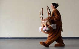 Актрисата Беатрис Шрекенсбаух носи костюм на заек по случай Великденския панаир в Дрезден, Германия