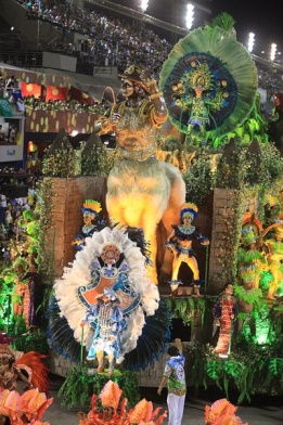 Училището по самба Vila Isabel се включва в карнавала в Рио де Жанейро, Бразилия