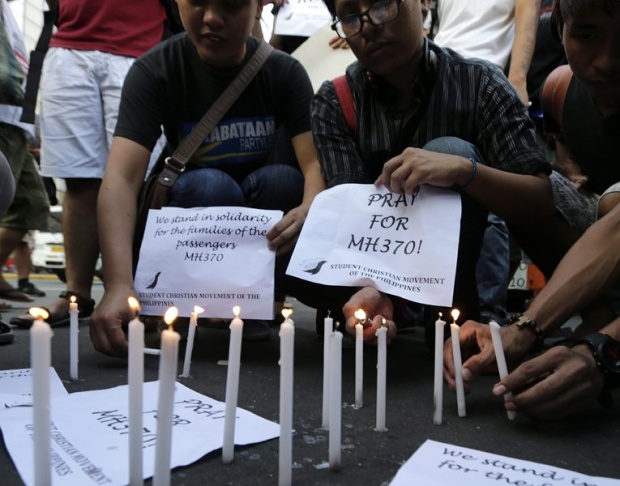 Филипински студенти палят свещи в знак на солидарност и надежда за пътниците на борда на изчезналия малайзийски самолет
