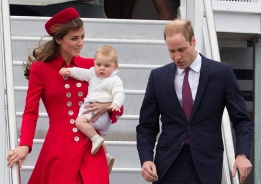 Херцогът и Херцогинята на Кеймбридж - принц Уилям и Кейт, заедно с малкия принц Джордж, пристигат на посещение в Уелингтън, Нова Зеландия
