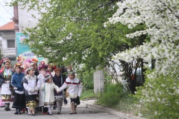 На Лазарица в Лозен представиха пролетен поздрав "Лазаруване". Момите са пременени в традиционни фолклорни носии. Те обикалят къщите на селото, пеят обредни лазарски песни и благославят за здраве, щастие и берекет.