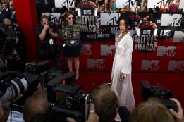 Риана позира преди церемонията MTV Movie Awards 2013 в Лос Анджелис, САЩ