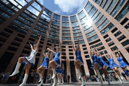 Формацията  Garde Girls от Прага танцува в двора на Европейския парламент в Страсбург, Франция