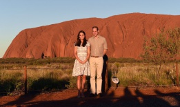 Британският принц Уилям и съпругата му Катрин посетиха централните пустини в Австралия по време на кралската семейна визита.