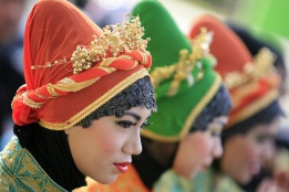Танцьори изпълняват традиционен танц на ислямска тема в Banda Aceh, Индонезия