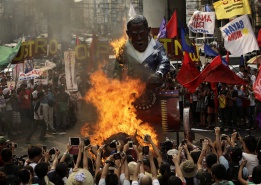 Протестиращи филипинци изгарят фигура на Барак Обама и на филипинския президент по повод посещението на Обама в Манила