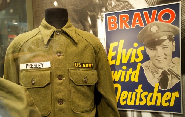 Униформата на Елвис Пресли, която певецът е носил по време на войната в Германия, е показана на изложбата "Американският начин. САЩ в Германия" в германското градче Лайпциг
