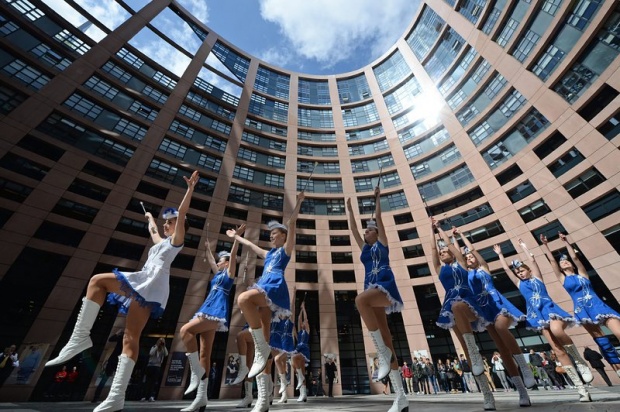 Формацията  Garde Girls от Прага танцува в двора на Европейския парламент в Страсбург, Франция