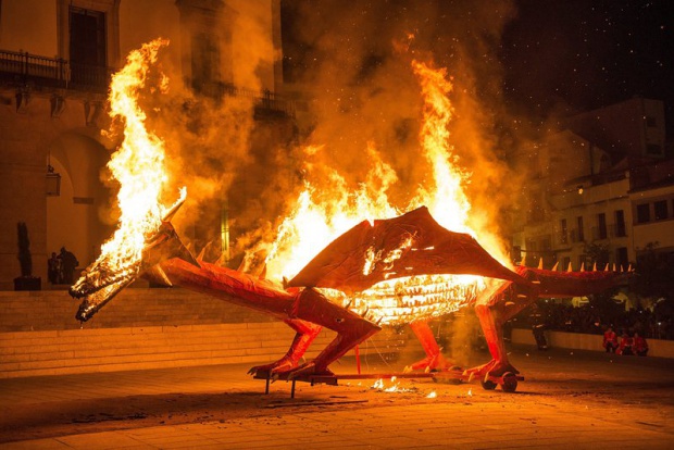 14-метров дракон изгаря по време на празненствата по случай Деня на св. Джордж в Caceres, Испания - светецът е патрон на града от 1229 година