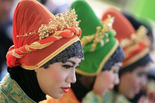 Танцьори изпълняват традиционен танц на ислямска тема в Banda Aceh, Индонезия