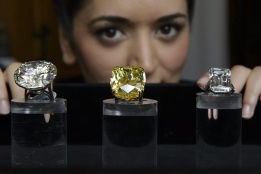 Едни от най-големите кръгли диаманти бяха изложени на търг в Sotheby`s в Женева, Швейцария, като цената на жълтия диамант е оценена между 15 и 25 млн. долара