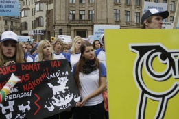 Над 5000 учители протестираха в центъра на Рига, Латвия