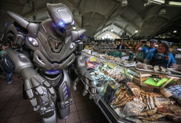 Роботът Титан се разходи из супермаркет в Москва, преди да участва в изложение за най-новите постижения в роботиката, което ще се състои в руската столица