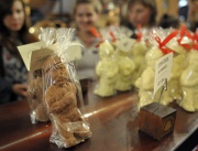Шоколадови фигурки с лика на руския президент Владимир Путин са на разпродажба в украинския град Лвив, като едната струва около 0.55 евро