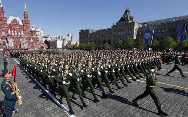 Руски военни маршируват на Червения площад в Москва, по случай Деня на победата и 69 години от победата над нацистка Германия през Втората световна война
